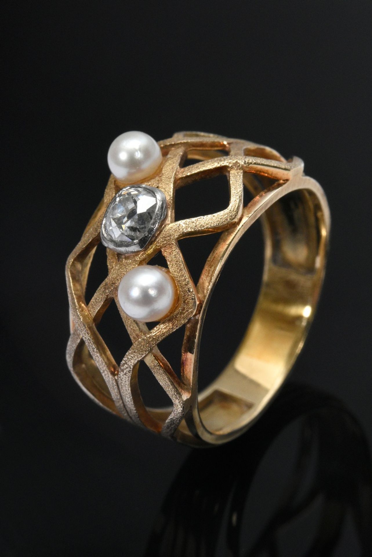 Handmade yellow gold 750 ring with old cut diamond (ca. 0.20ct/SI/CR) and 2 cultured pearls, 5,1g, 