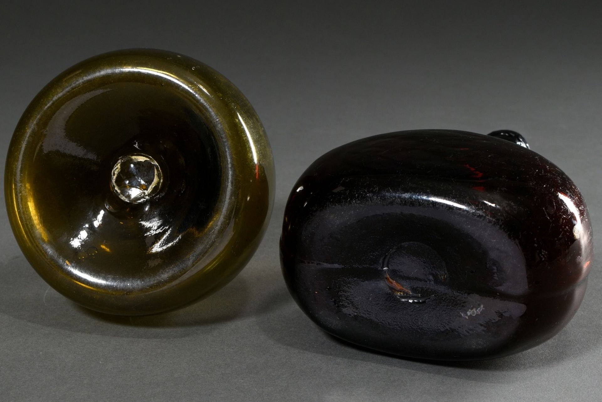 2 Old forest glass spherical bottles with raised bottom, green and brown, Holland 18th/19th c., h.  - Image 3 of 4
