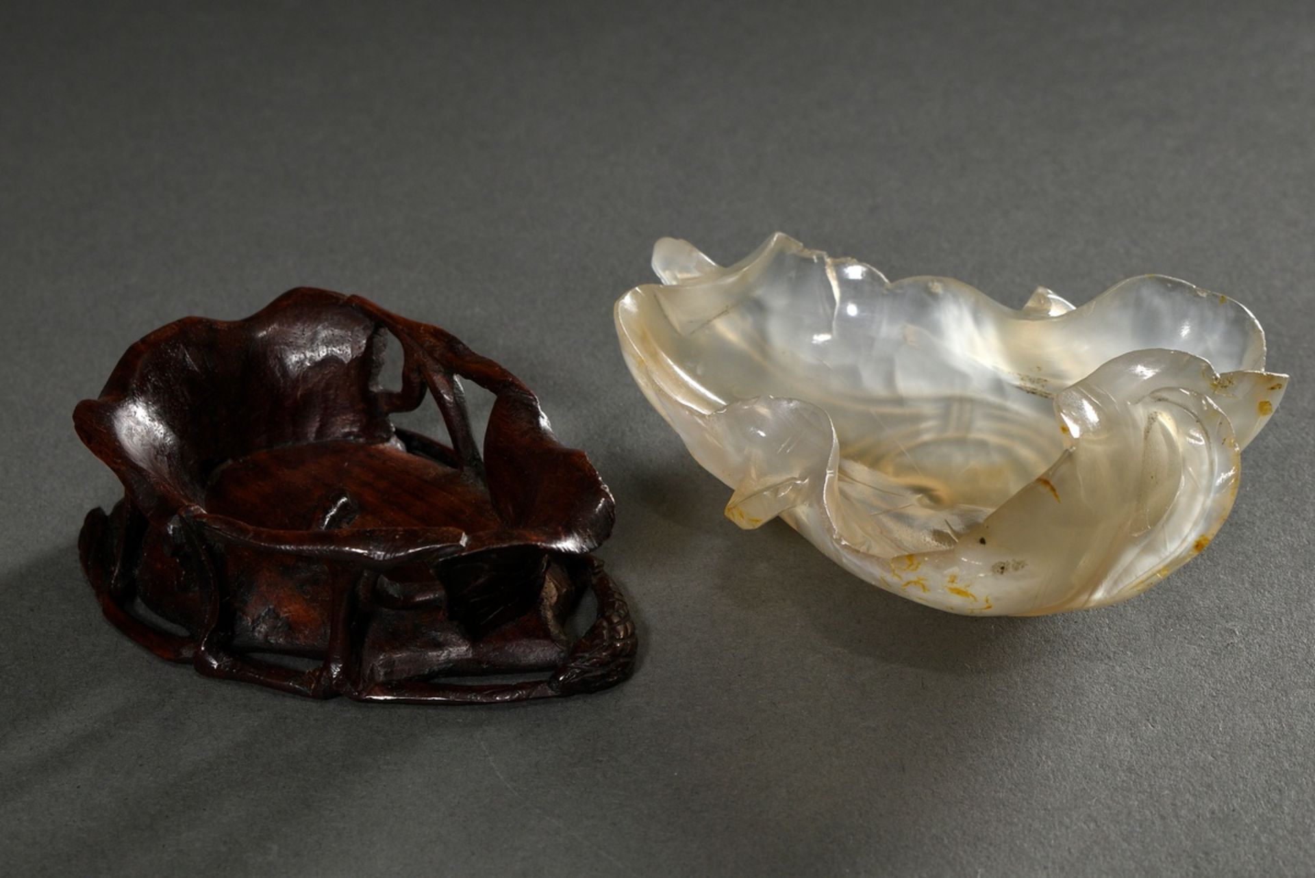 Agate "lotus leaf" bowl on rosewood stand, China Qing dynasty, 5/3,5x10x6,3cm, with defects - Image 4 of 5