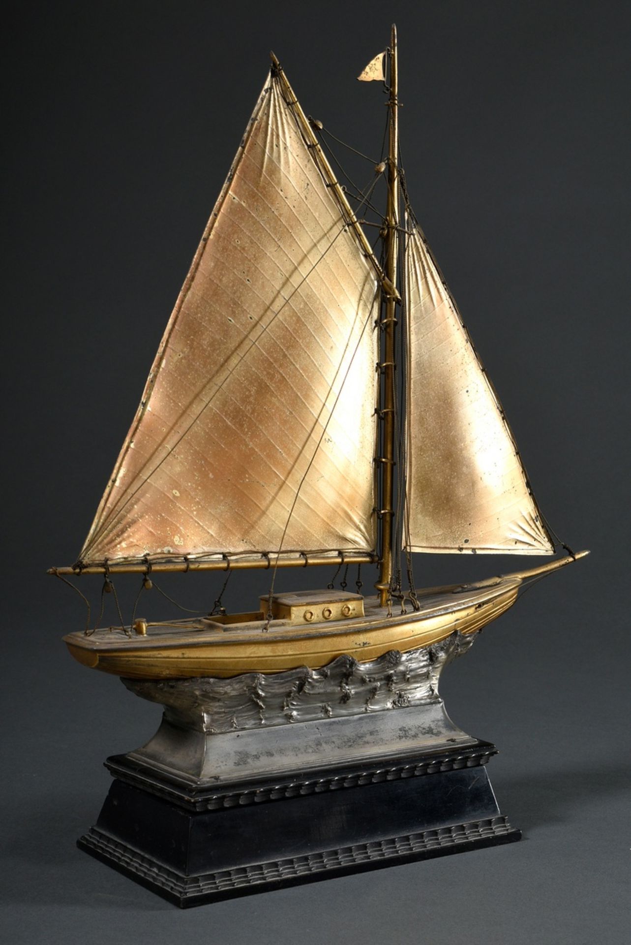 Model ship sailing price "Yacht", wood/metal, galvanised, on metal stand with sculptural waves and  - Image 2 of 9