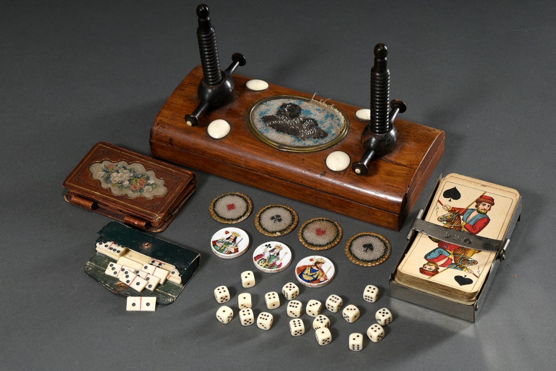 29 Various pieces of playing utensils: 4 pearl playing chips in leather case with floral embroidery