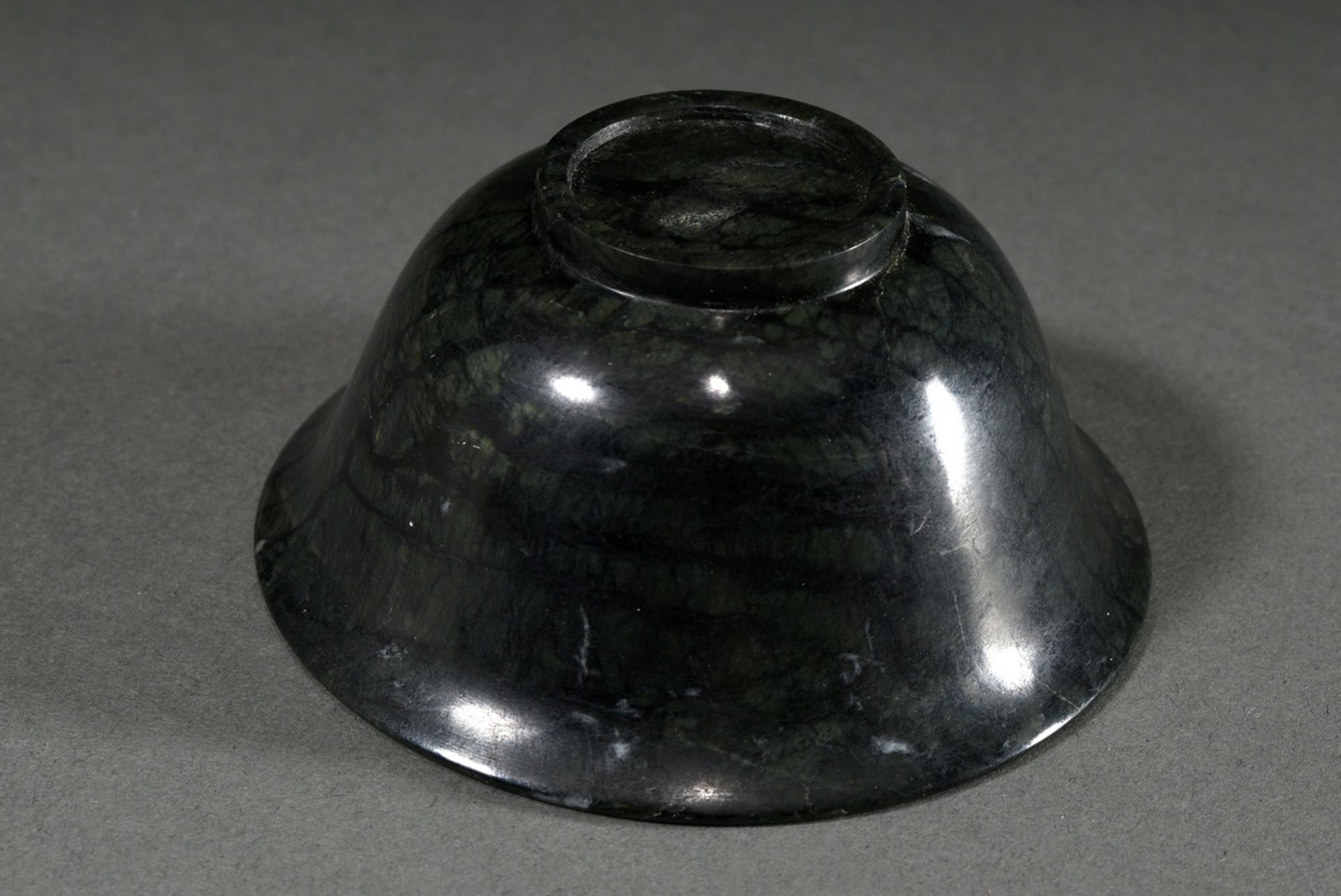 Thin-walled dark green serpentine bowl on stand, China Qing Dynasty, h. 4.6/7.5 Ø 10.2cm, hairline  - Image 3 of 5