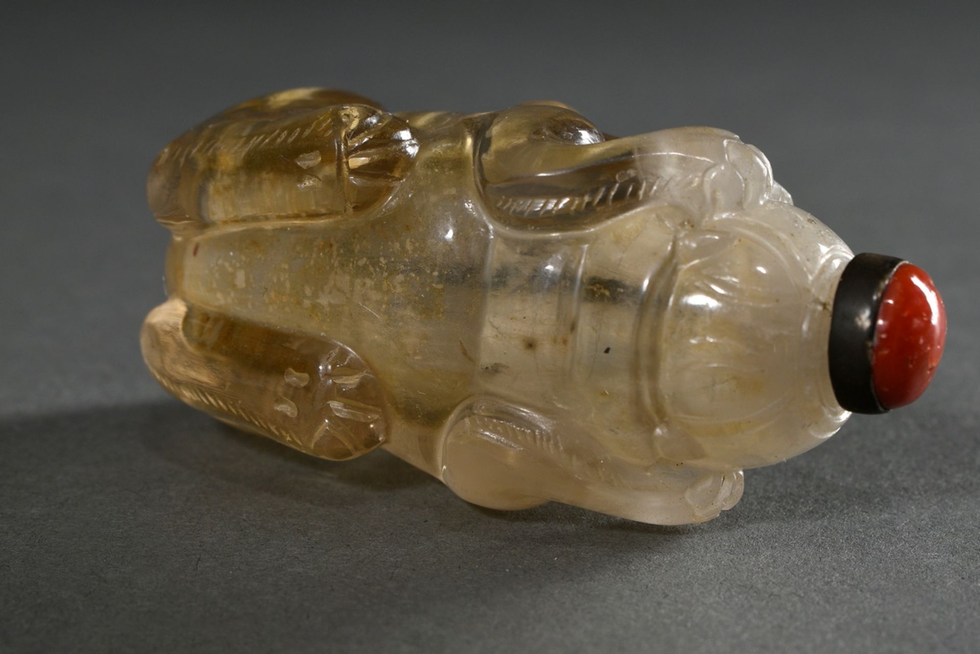 Fine sculpted rock crystal snuff bottle "Fo lion with ball in mouth", stopper with coral cabochon,  - Image 4 of 7