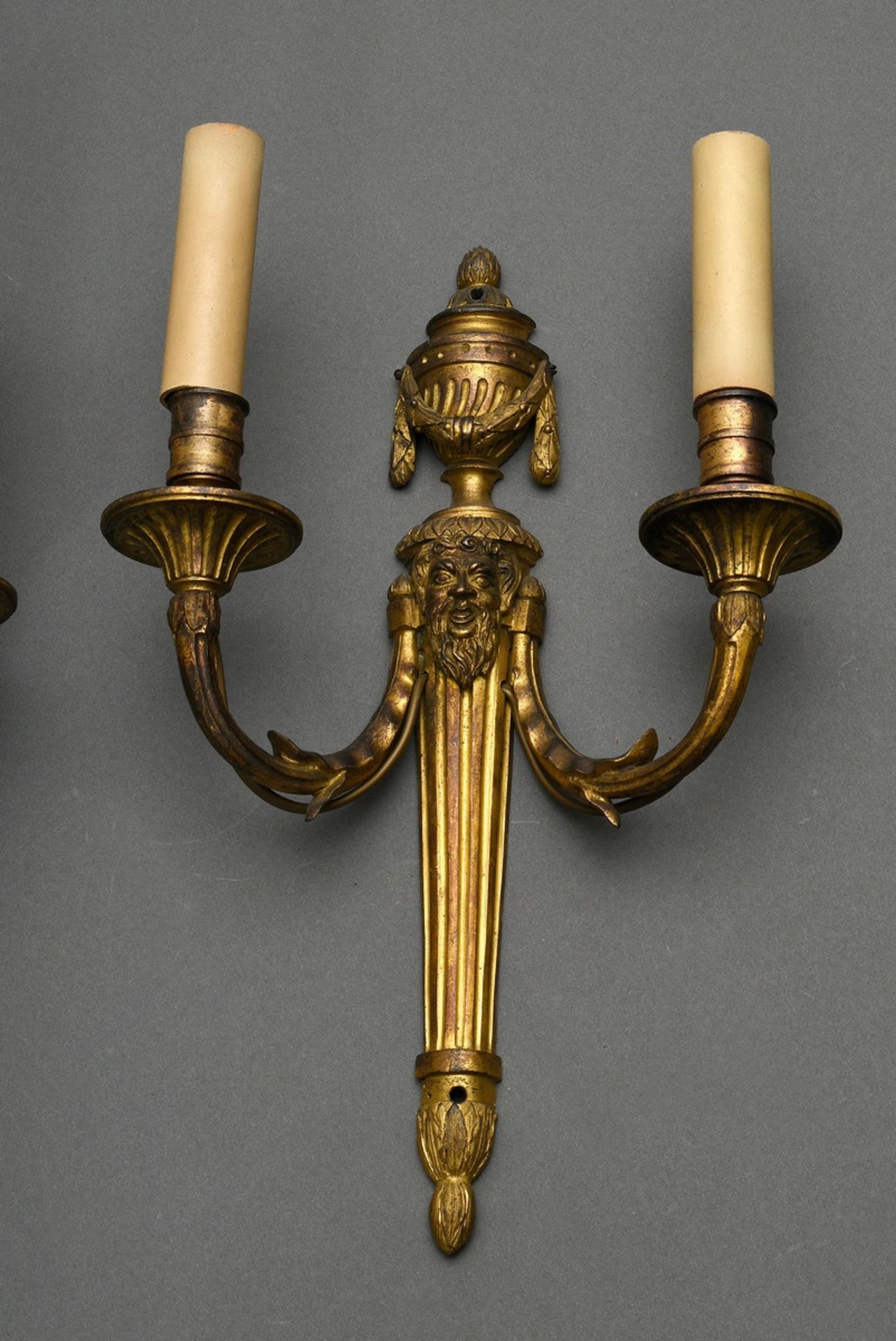 Pair of fine fire-gilt bronze wall arms in Louis XVI style with sculptural mascarons and vases crow - Image 2 of 5