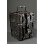 Seltene gotische Leder Reiseschatulle in hochrechteckiger Form mit Eisenbeschlägen und im Lederschn