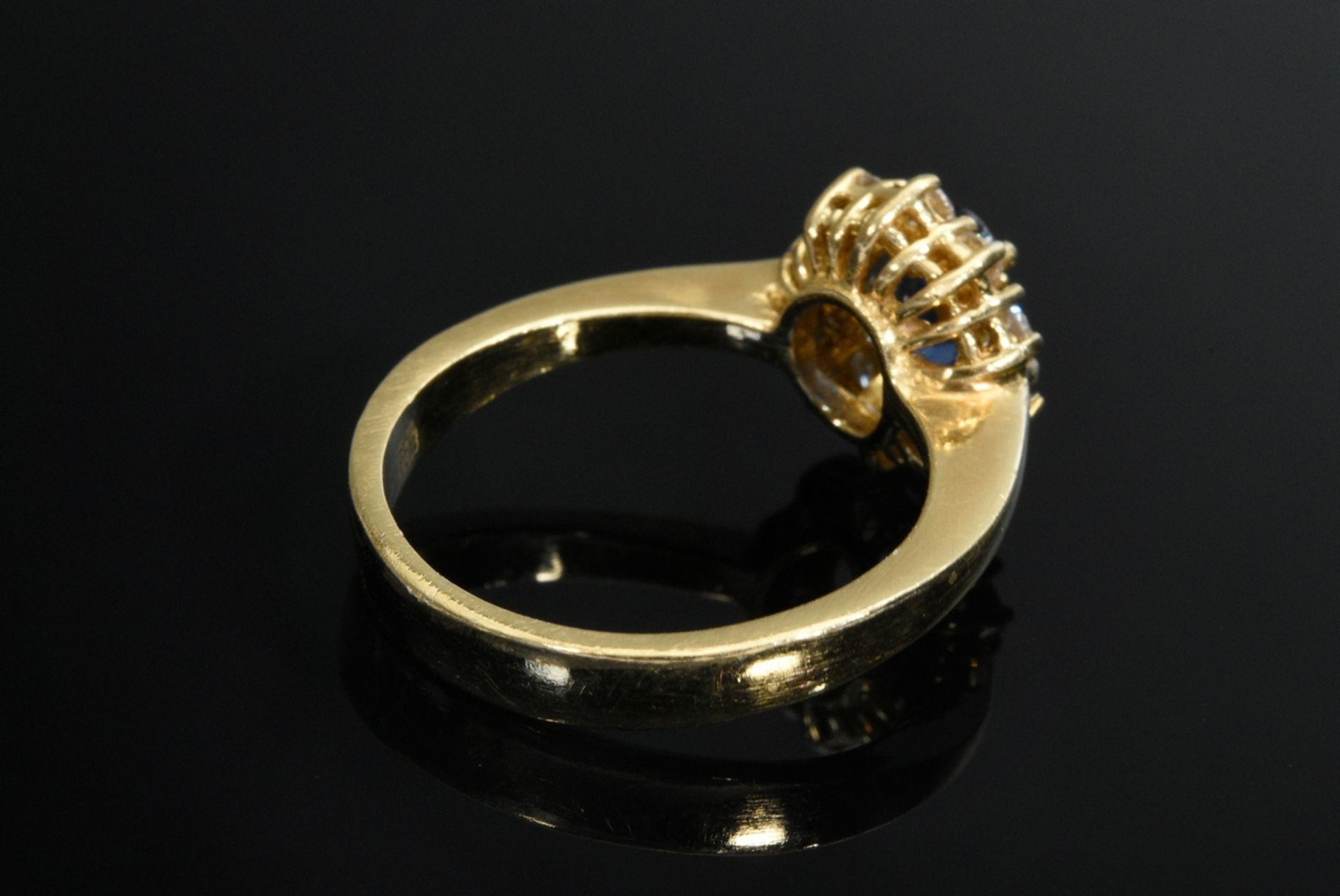 Gelbgold 750 Entourage Ring mit facettiertem Saphir (ca. 0.55ct) in Brillantlünette (zus. ca. 0.35c - Bild 4 aus 4