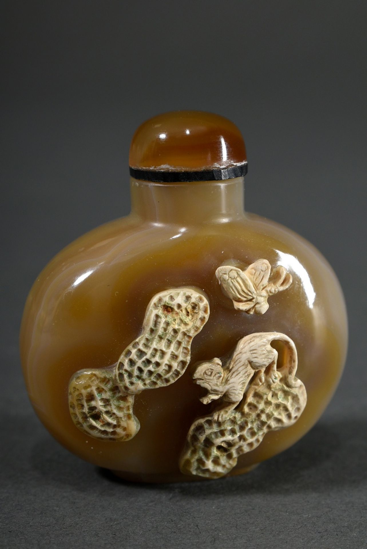 Finely cut agate layer stone snuffbottle "dormouse (?), butterfly and peanuts" in high relief, thin