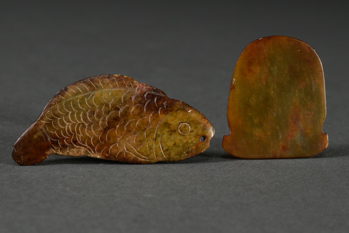 2 Various jade objects: "fish" toggle and flat "head" relief, China Ming/Qing Dynasty, 2,5x6,5 and  - Image 2 of 2