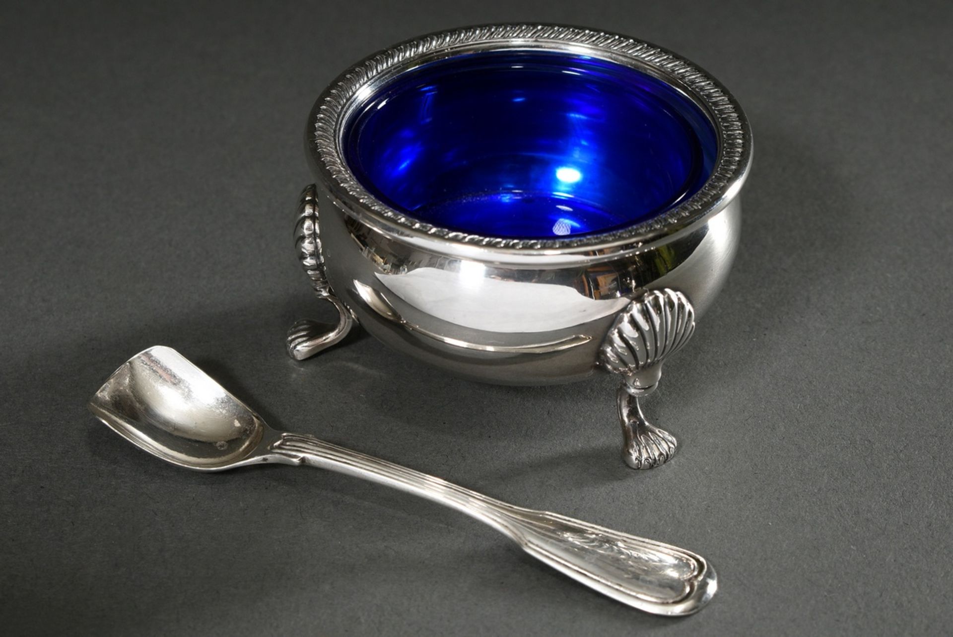 Runde englische Saliere auf drei Füßen mit blauem Glaseinsatz, Herst. Fisher Silversmiths, 20.Jh., 