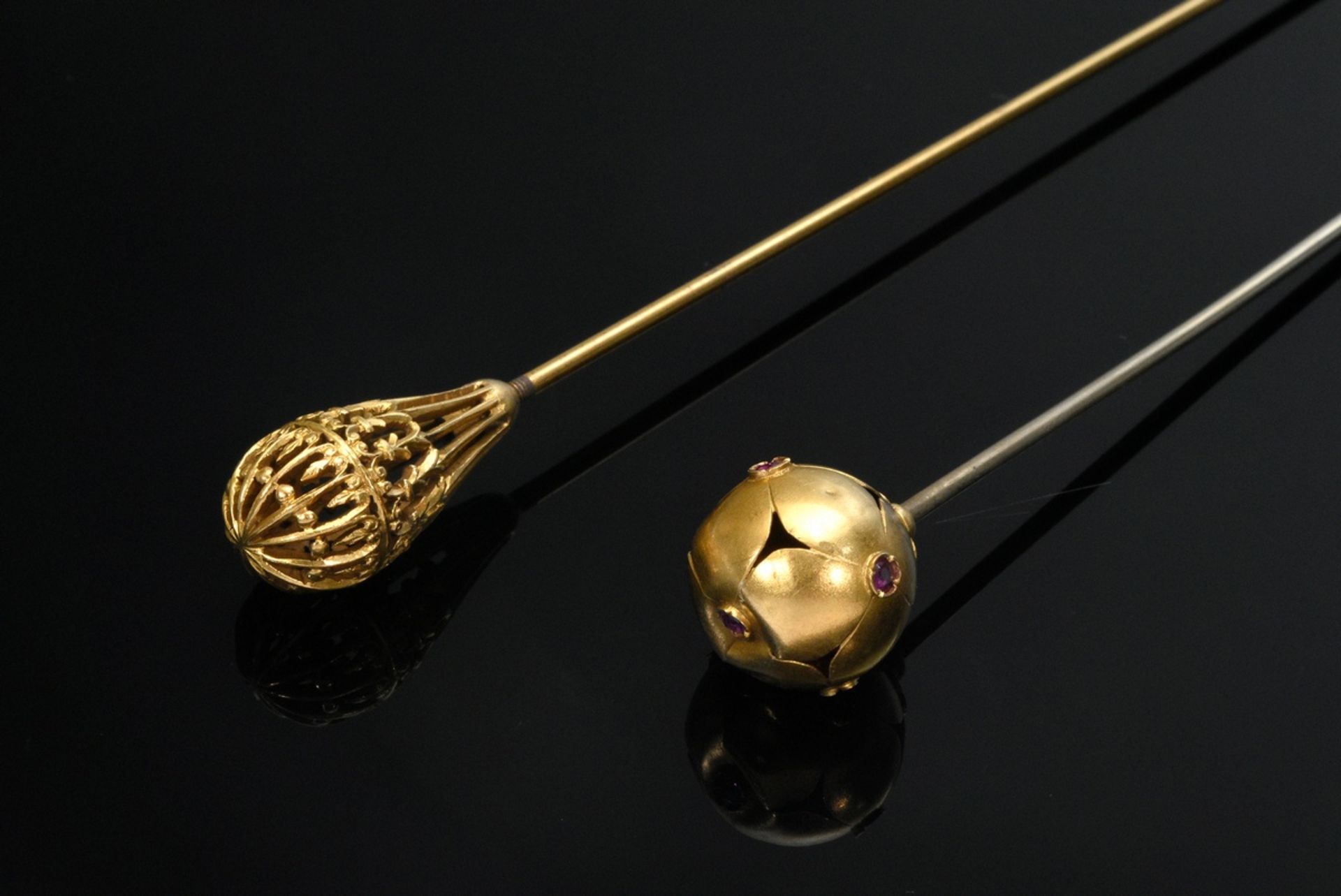 2 Various hat pins with yellow gold 585 heads: 1 drop-shaped openwork and 1 round with stylised flo