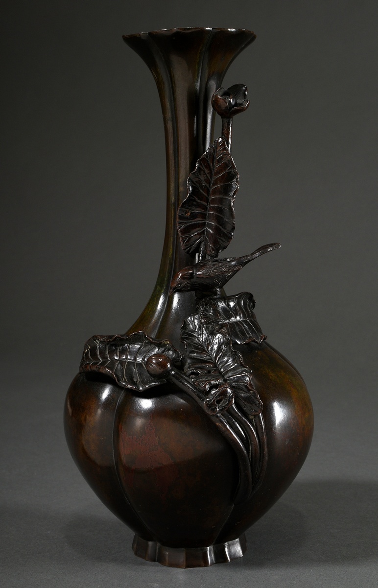 Genryusai Seiya, bronze vase with fully plastic "flower and bird decoration", at the bottom sign. "