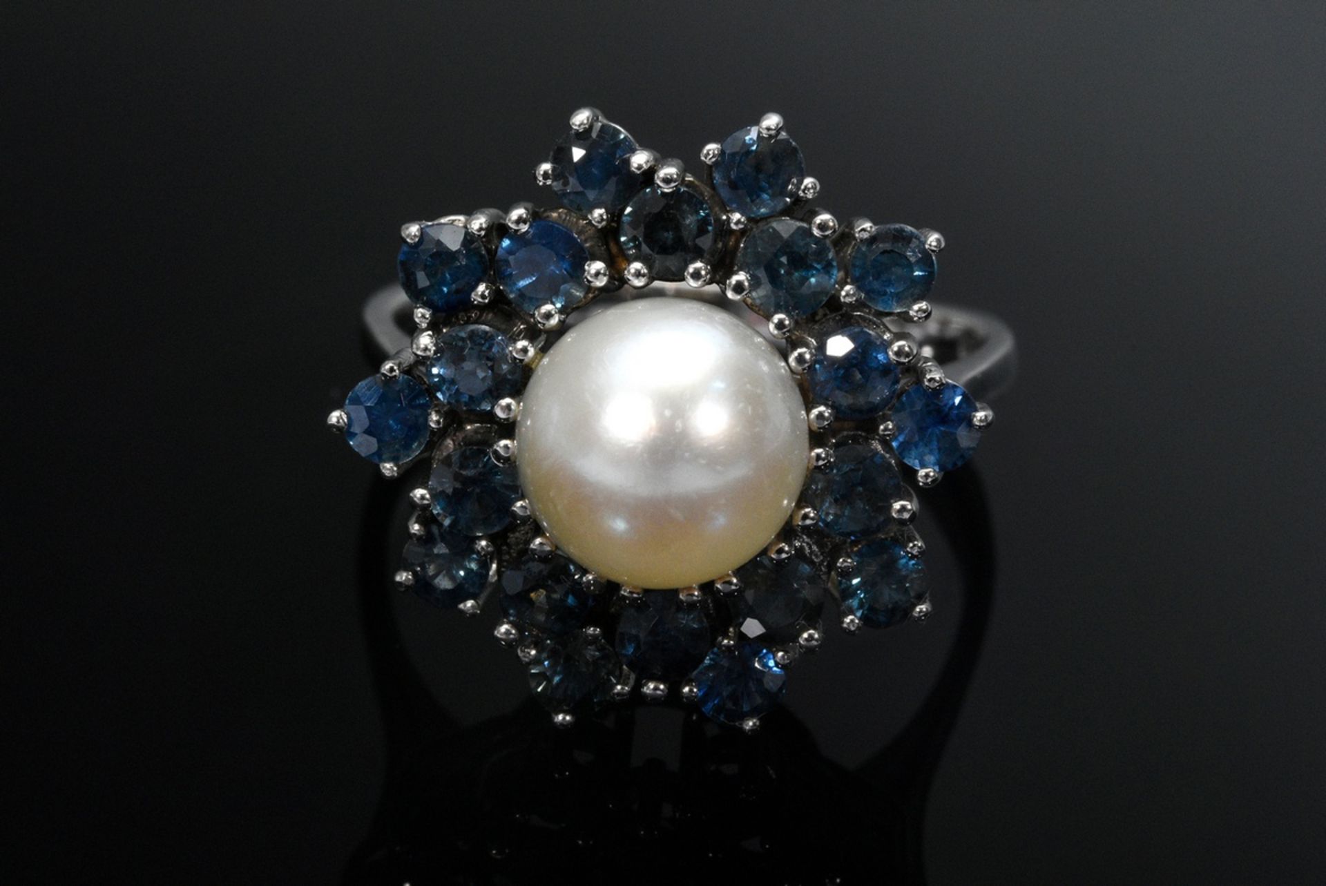 White gold 750 ring in flower shape with sapphires (ca. 1.96ct) and cultured pearl, 6,6g, size 60 - Image 3 of 4