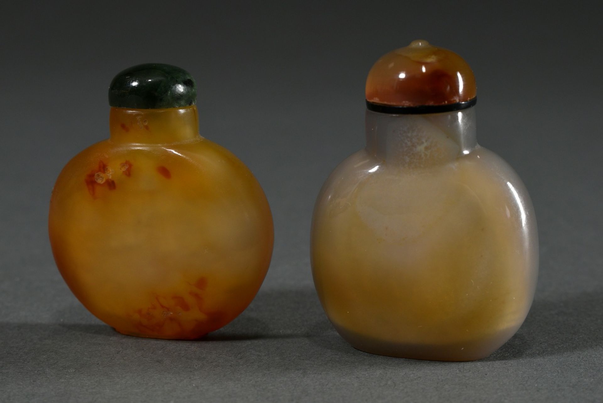 2 Various chalcedony snuffbottles with fine scenes in high relief "cricket and veiltail", thin-wall - Image 2 of 4