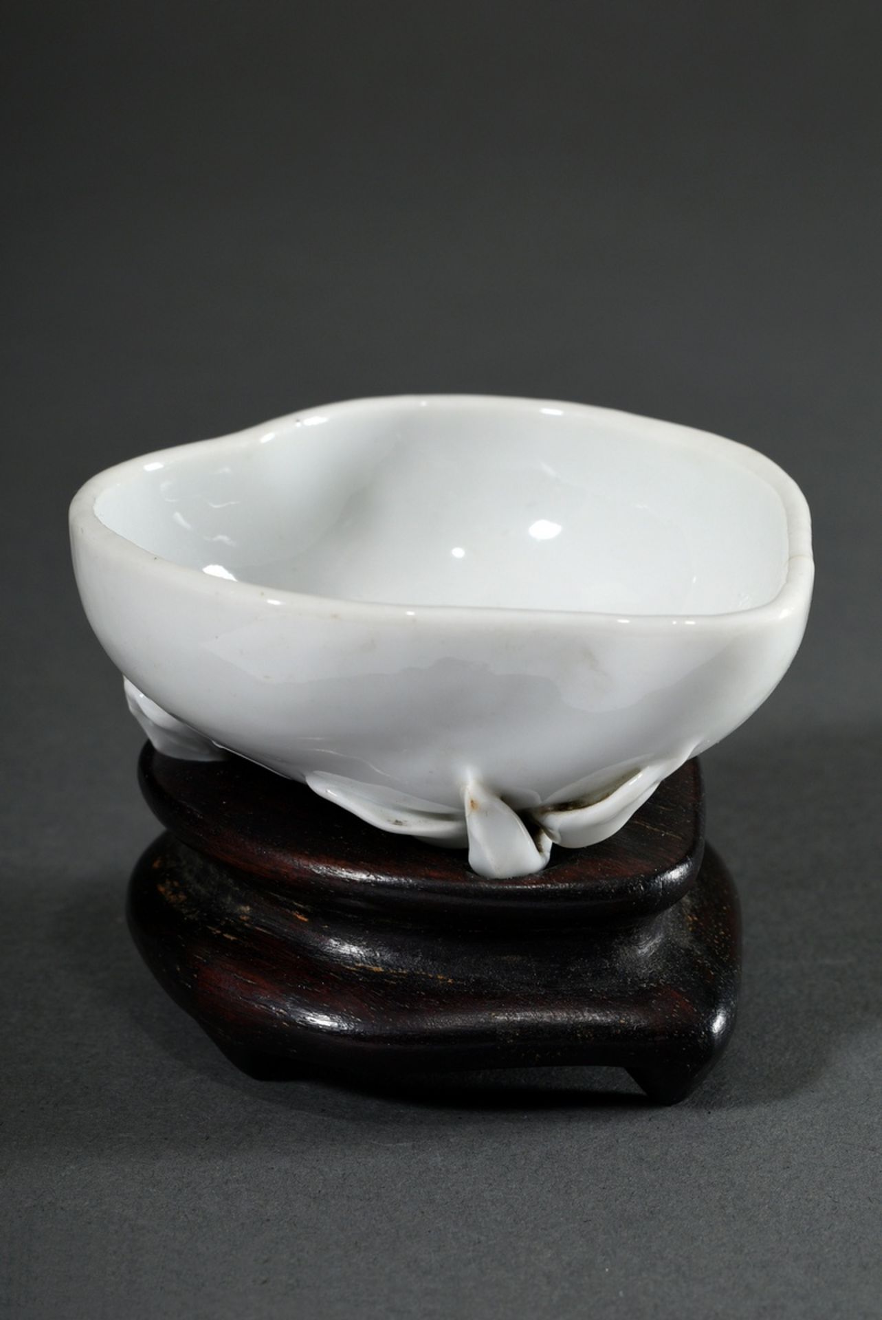 Small Blanc de Chine bowl in peach form on a matching Blackwood base, 18th century, h. 3/6cm, fine  - Image 2 of 4