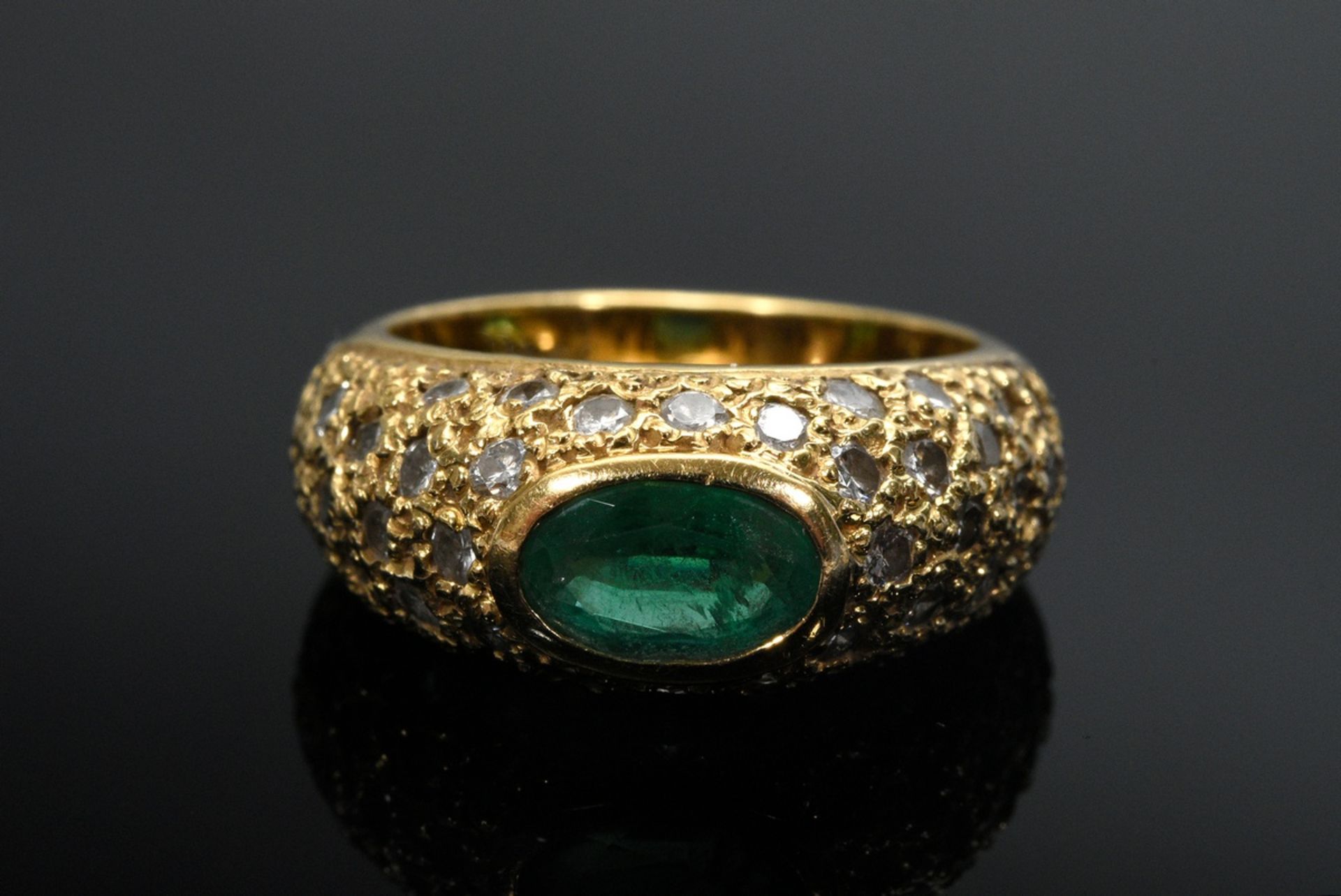Fine yellow gold 750 band ring with emerald in a pavé of diamonds (together approx. 0.65ct, VSI-SI/ - Image 3 of 4