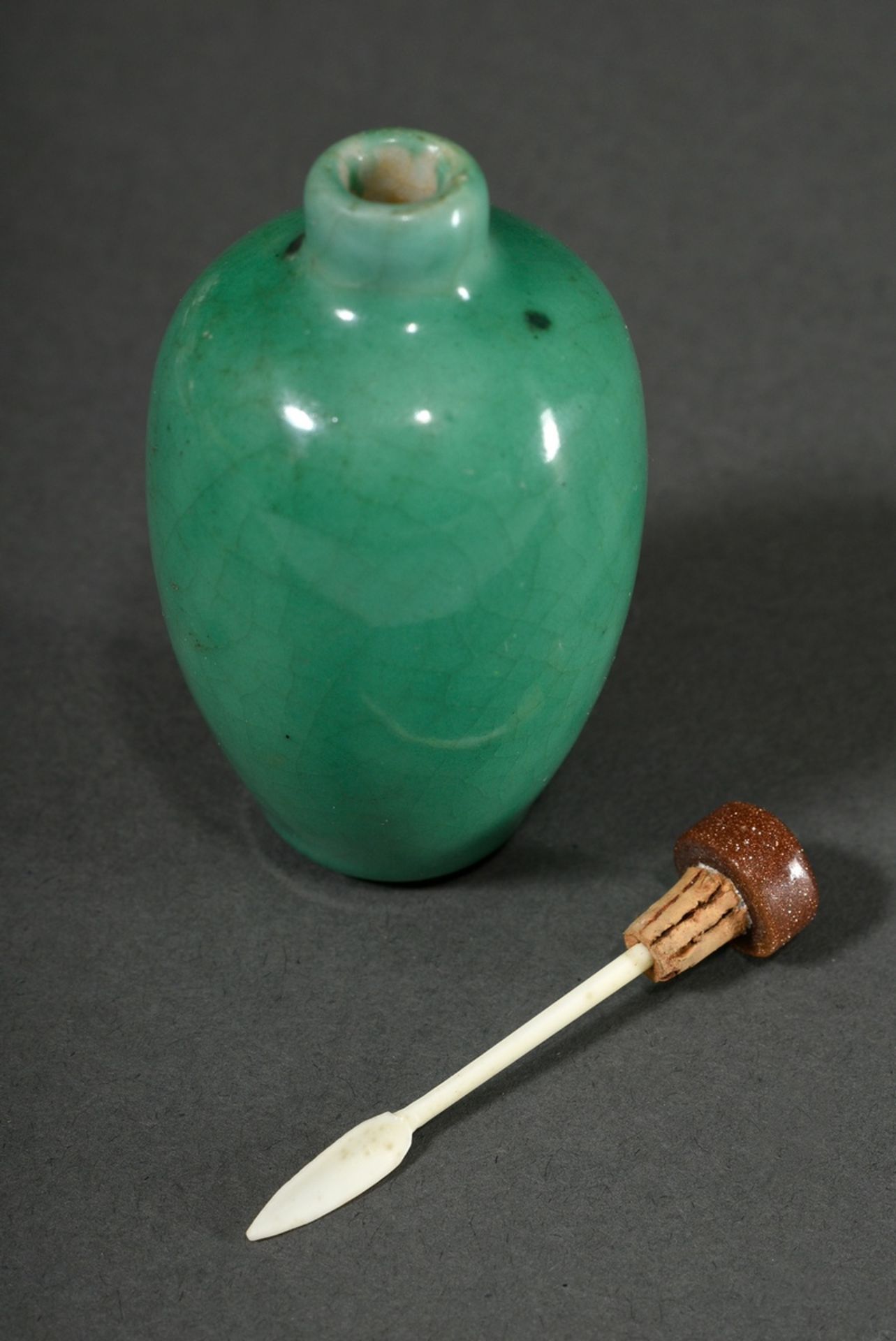 Porcelain snuffbottle with monochrome green glaze, China Qing Dynasty, h. 6,9cm - Image 3 of 4