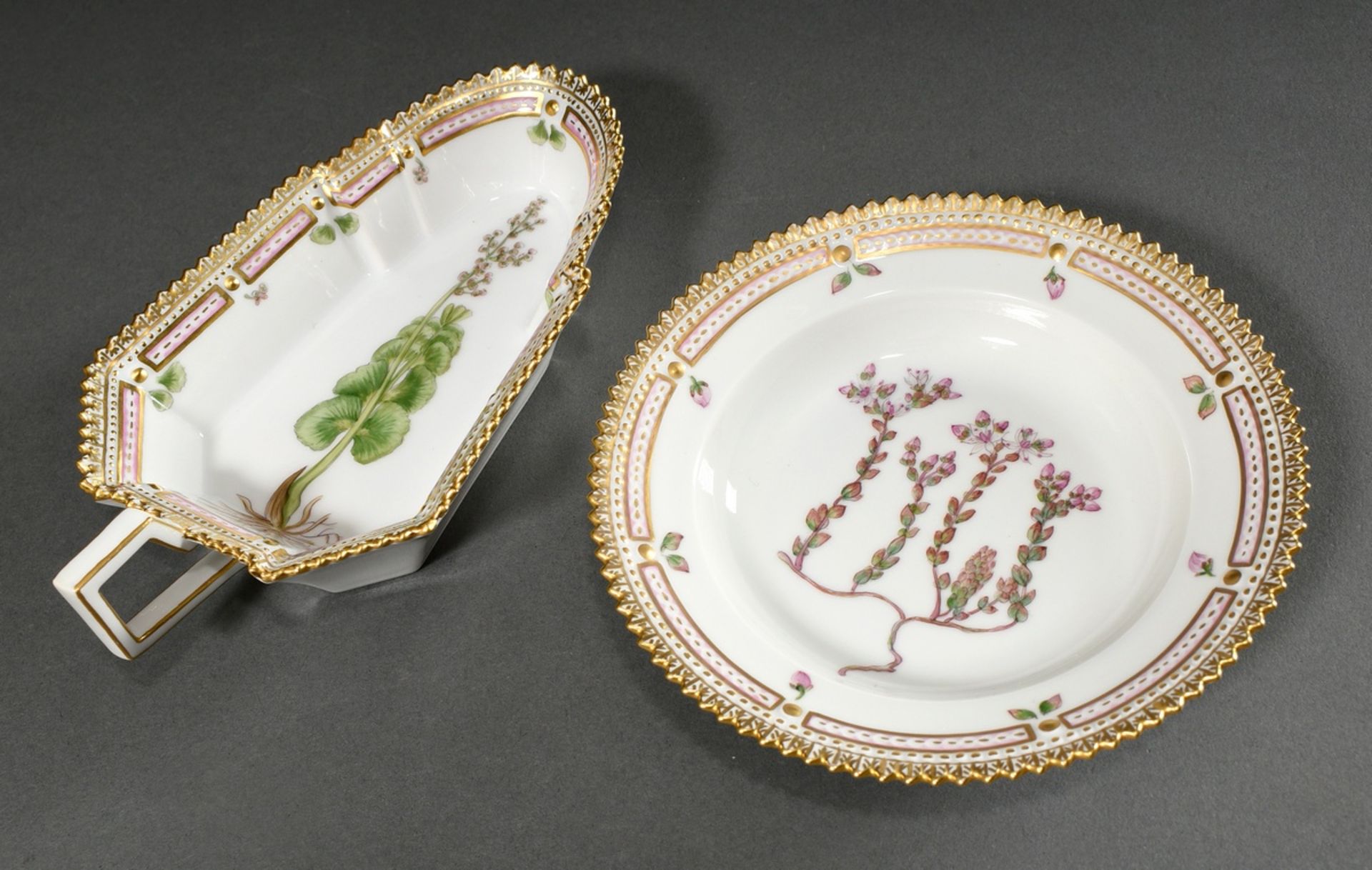 2 Diverse Teile Royal Copenhagen "Flora Danica": Anbietschale und kleiner Teller mit polychromer Be