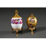 2 Diverse Porzellan Ostereier Flakons mit unterschiedlichen gemalten Blumendekoren und Goldstaffage