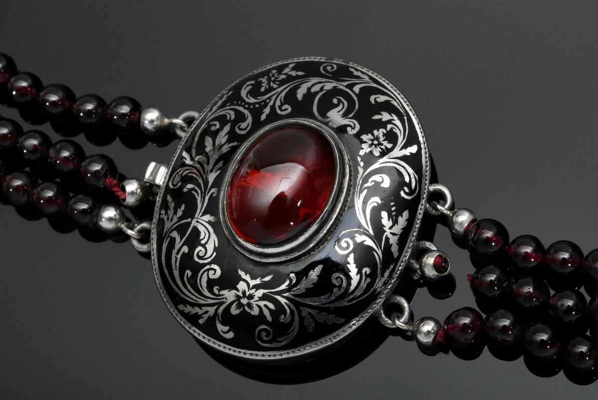 Three row garnet pearl necklace with oval ornamental enamelled silver clasp, 80g, l. 43,5cm - Image 2 of 2