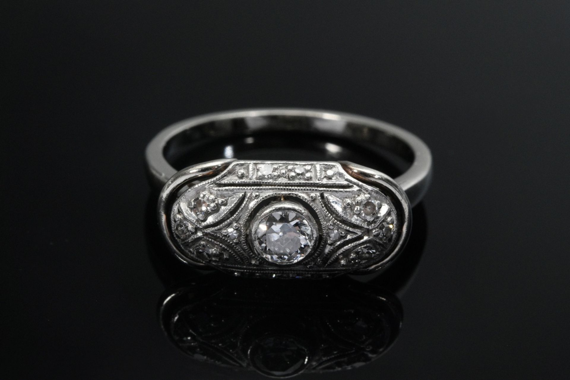 White gold 585 ring with old cut diamond (ca. 0.20ct/SI/TCR) and small octagonal diamonds, circa 19 - Image 3 of 4