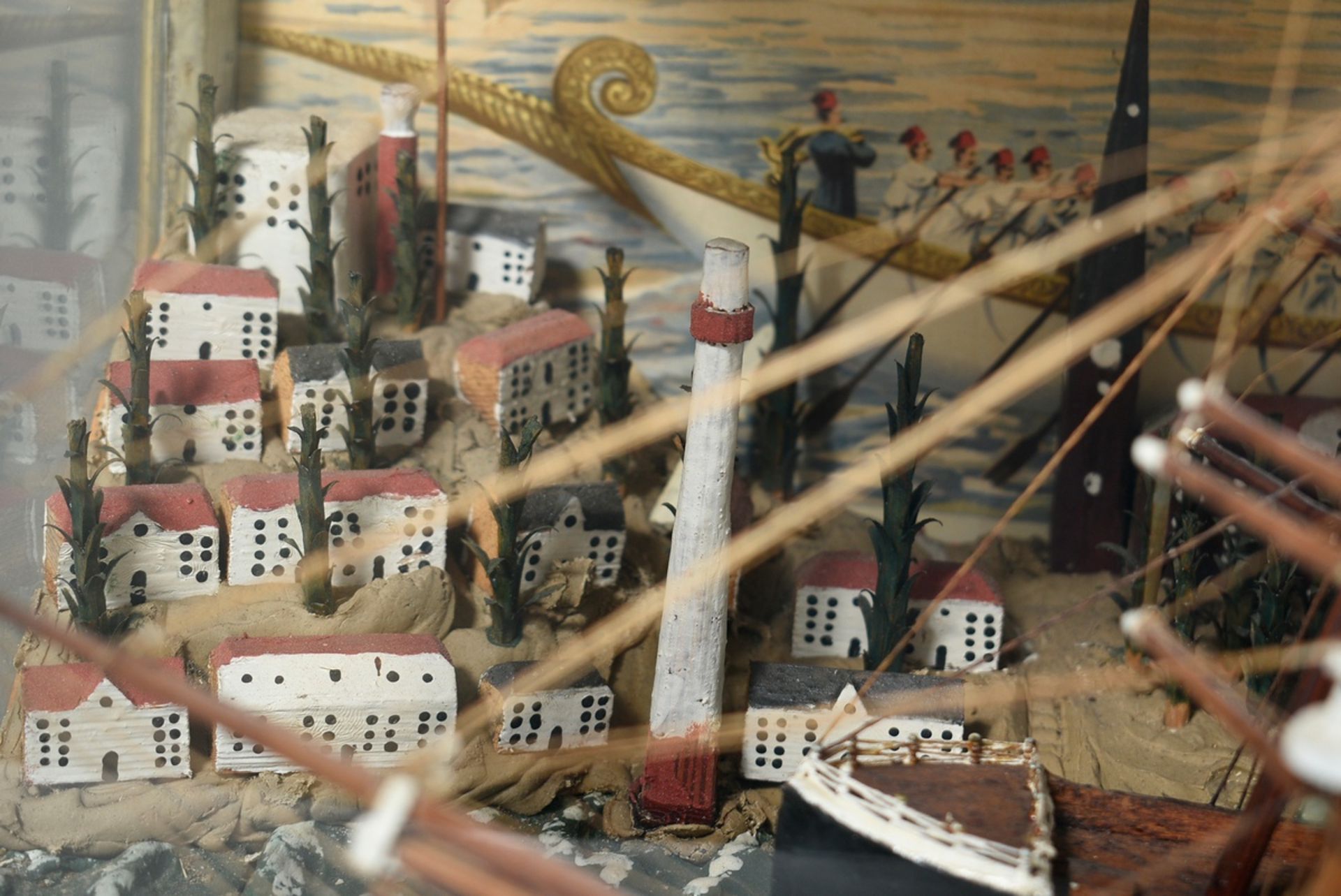 Diorama mit zwei Vollschiffmodellen "Dreimaster und Zweimaster" vor Miniaturstadt, Rückwand (Zigarr - Bild 5 aus 5