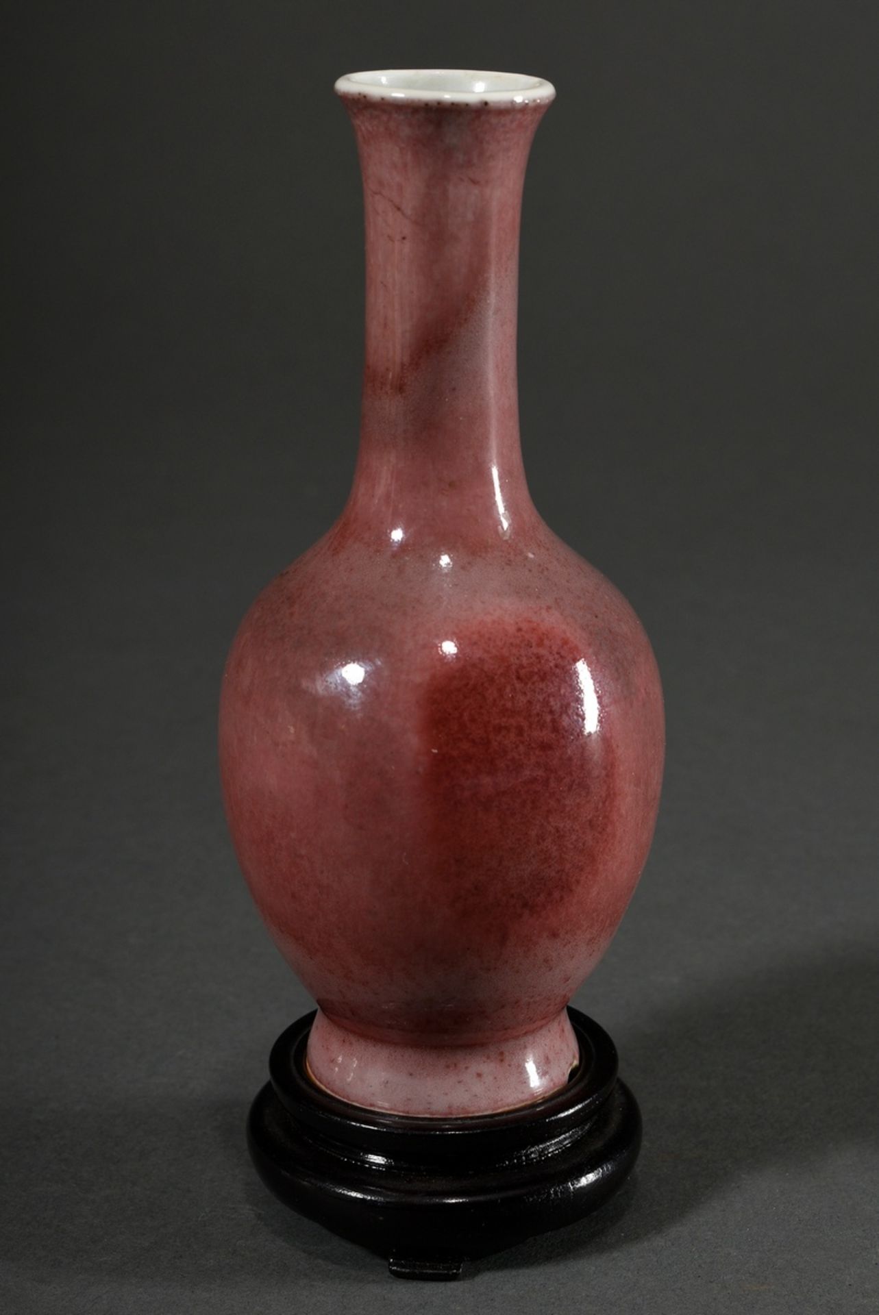 Small porcelain bottle vase with peach blossom glaze, China Qing dynasty, 6-character Kangxi mark,  - Image 2 of 5