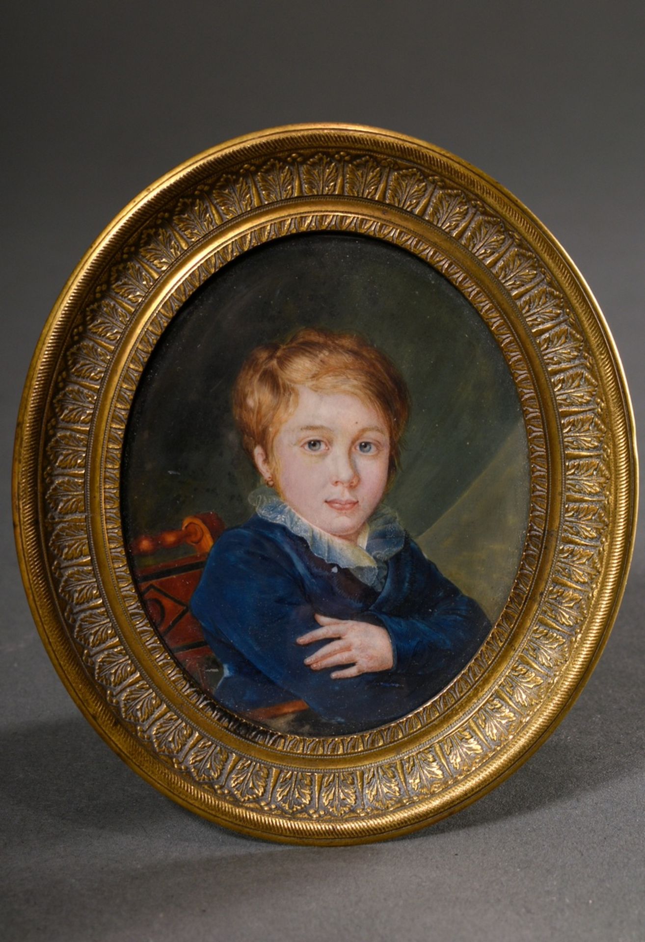 Finely painted miniature "Child on Chair", gouache/paper, in oval brass frame, 19th century, 8x7cm 