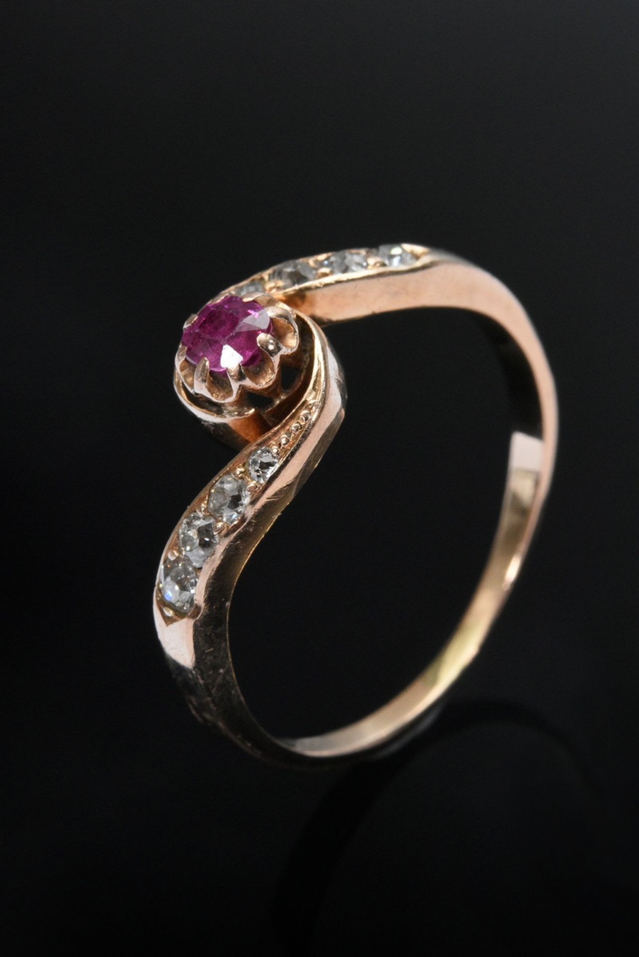Delicate red gold 585 ring with ruby (approx. 0.15ct) and wavy old-cut diamonds (together approx. 0