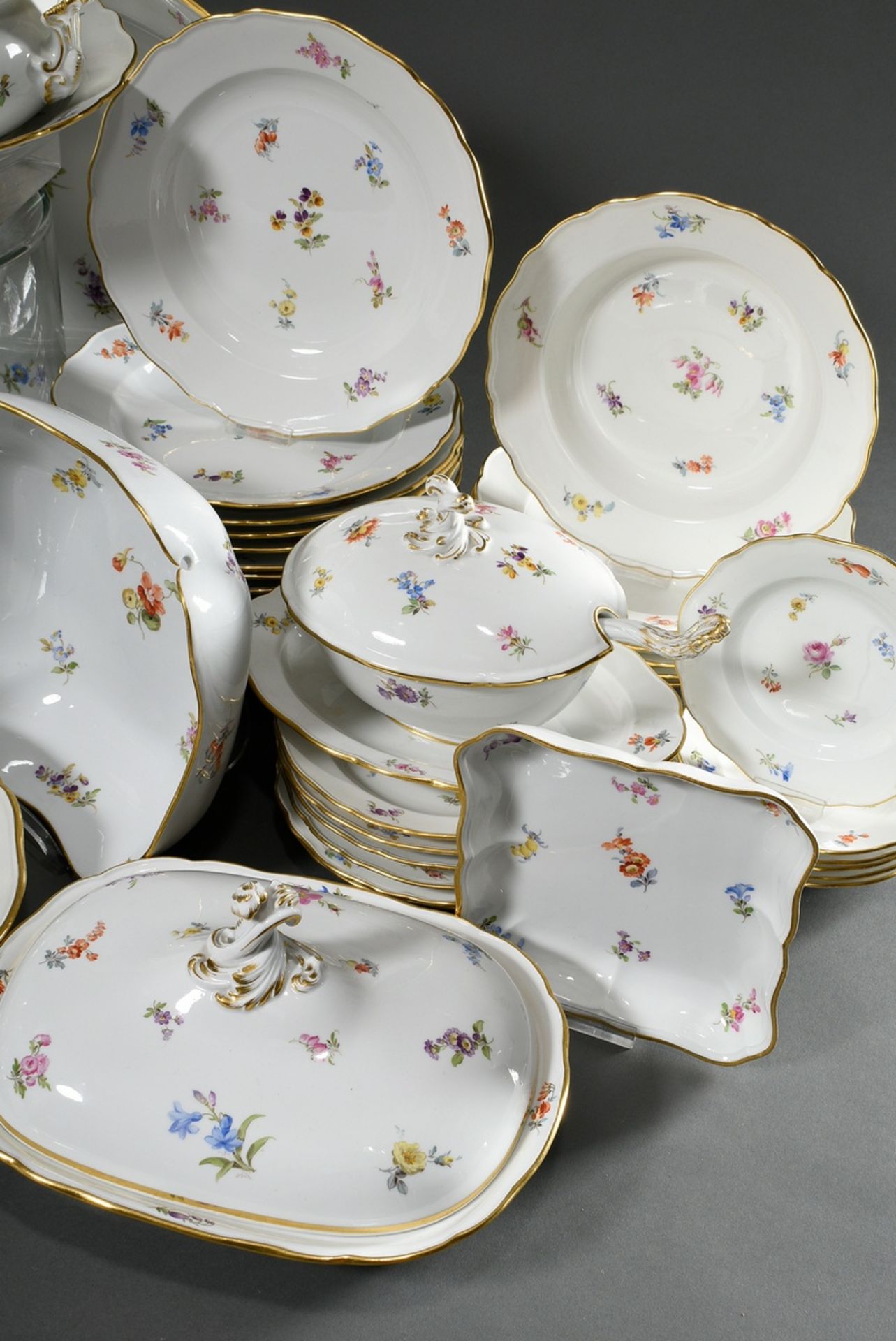 79 Teile Meissen Speiseservice "Streublümchen" mit Goldrand, um 1900, bestehend aus: 25 flache Tell - Bild 4 aus 8