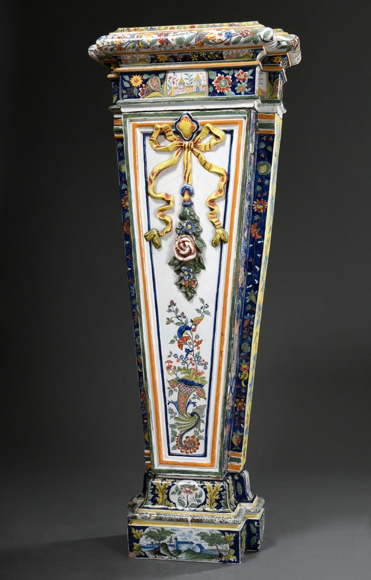 Französische Fayence Pilastersäule mit floraler Malerei, Landschaftskartuschen in Polychrom und pla