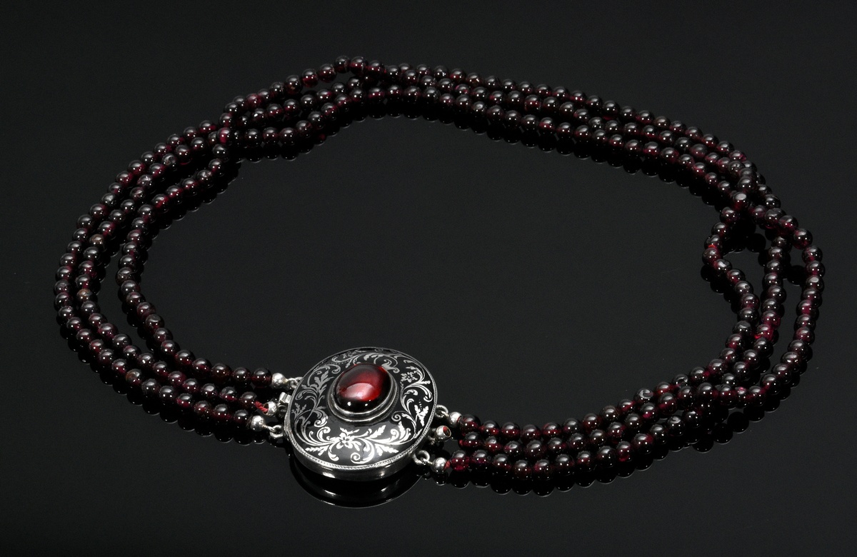 Three row garnet pearl necklace with oval ornamental enamelled silver clasp, 80g, l. 43,5cm