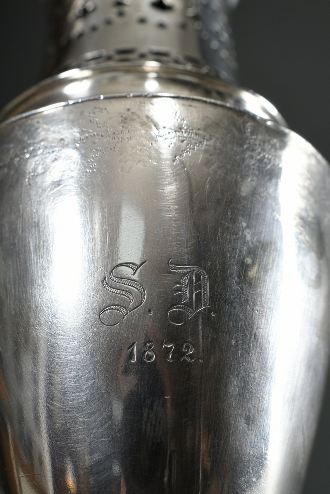 Classicist urn-shaped sugar sprinkler on a high, angular base with delicately engraved floral friez - Image 3 of 6