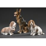 3 Diverse Porzellan Figuren "Basset", "Cocker Spaniel" und "Schäferhund" mit polychromer Unterglasu