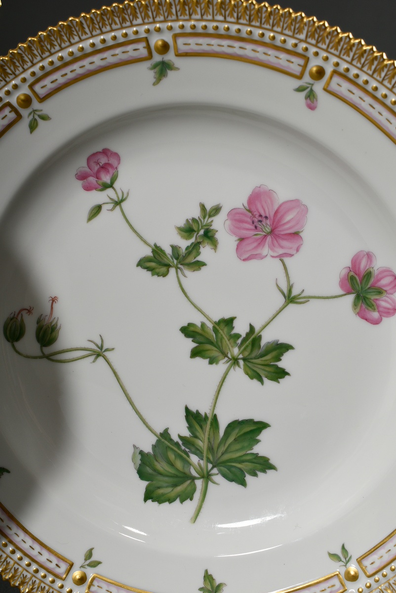 4 Royal Copenhagen "Flora Danica" dinner plates with polychrome painting in the mirror and gold dec - Image 5 of 5