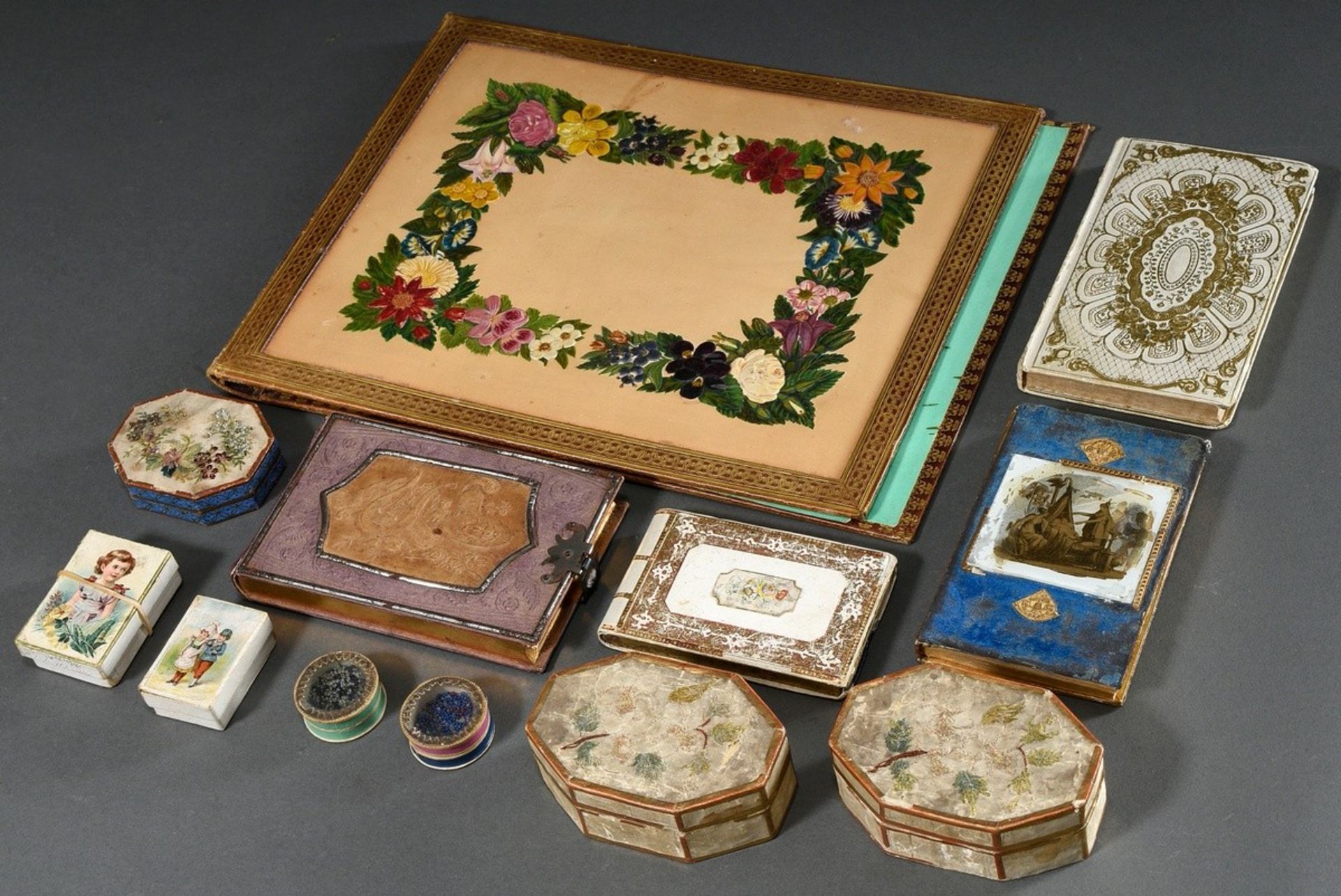 12 Diverse Teile Biedermeier Papierarbeiten, 19.Jh.: 3 oktogonale Schachteln mit floral gestickten  - Bild 2 aus 6