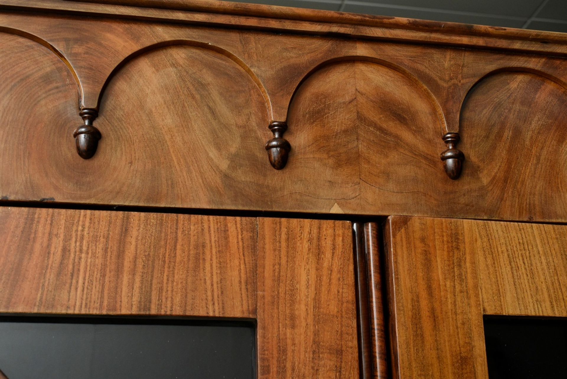 Biedermeier bookcase with gothic arches in the cornice and diamond bracing on the glazed doors betw - Image 3 of 16