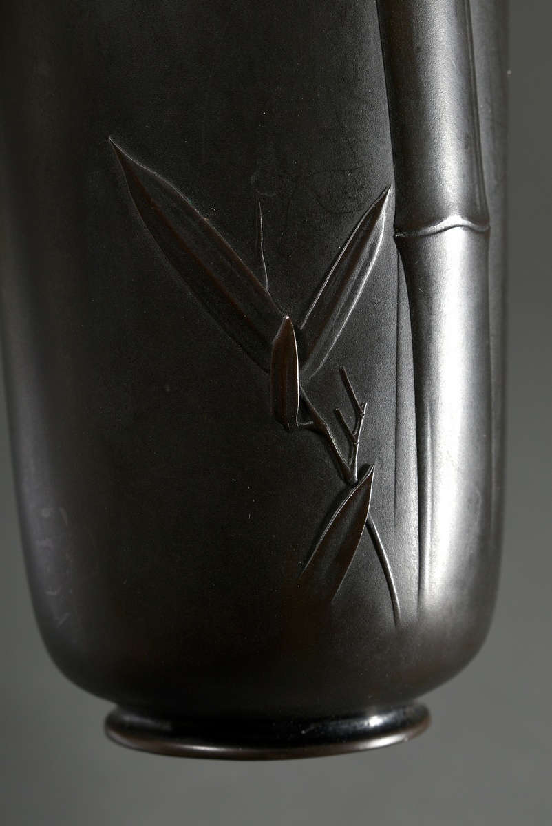 Ryoichi, Takano (*1907) fine bronze vase with reduced decoration "frog on bamboo", Showa period, bo - Image 5 of 7