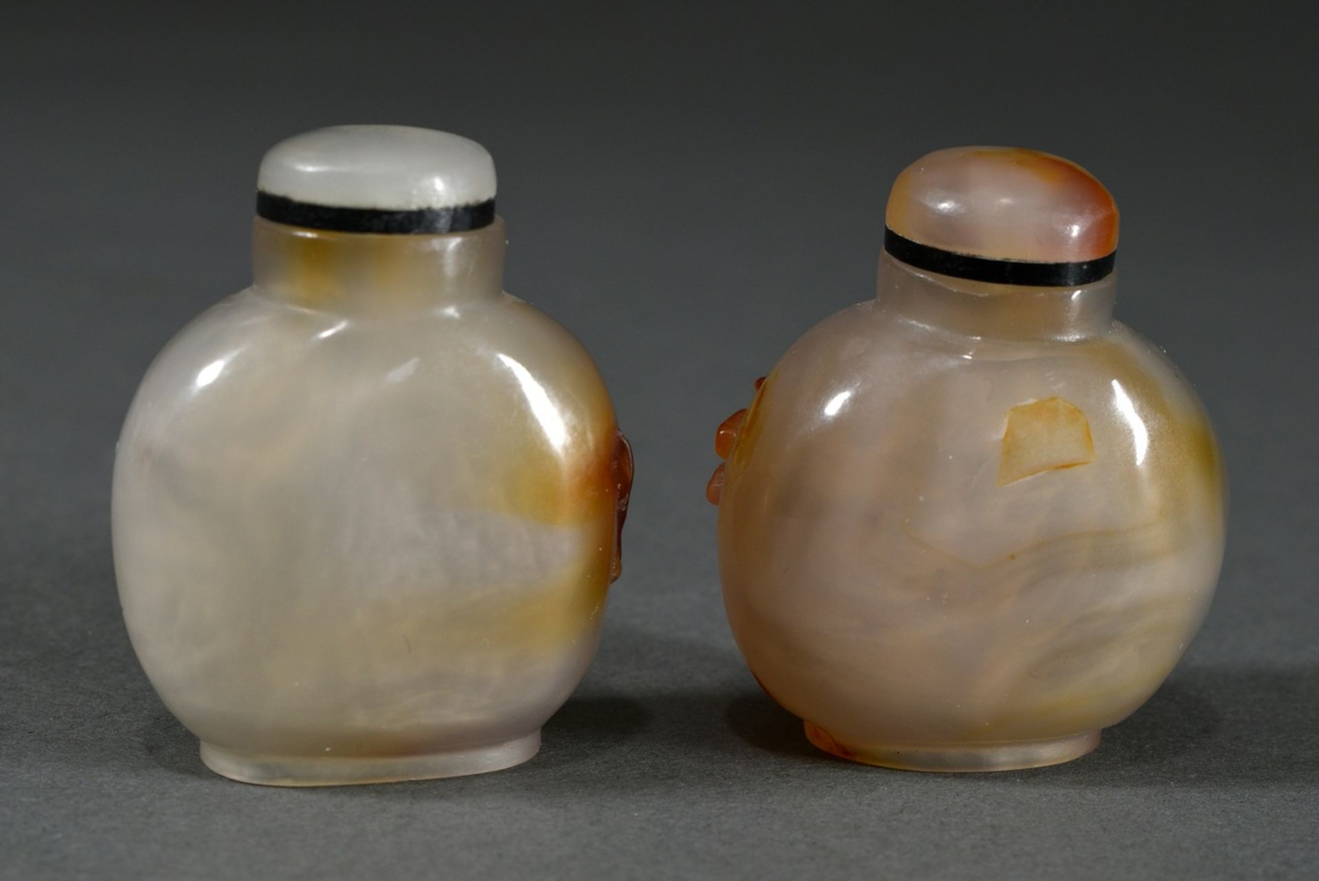 2 Various chalcedony snuffbottles with fine scenes in high relief "bird, rock and pine / bat, roden - Image 2 of 4