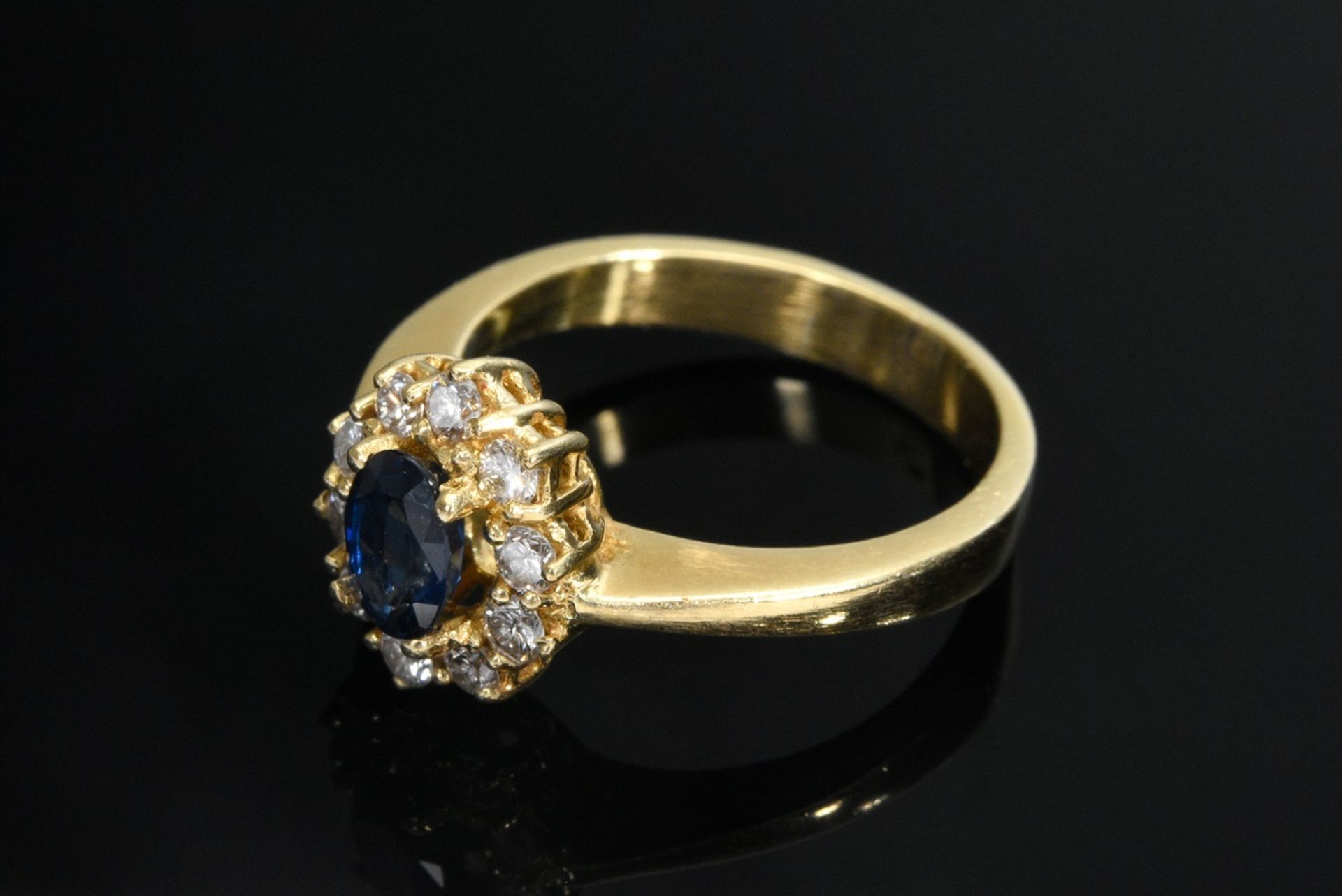 Gelbgold 750 Entourage Ring mit facettiertem Saphir (ca. 0.55ct) in Brillantlünette (zus. ca. 0.35c - Bild 2 aus 4