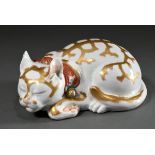 Große Kutani Figur "Schlafende Katze" mit Glöckchen, Porzellan farbig bemalt und vergoldet, Japan w