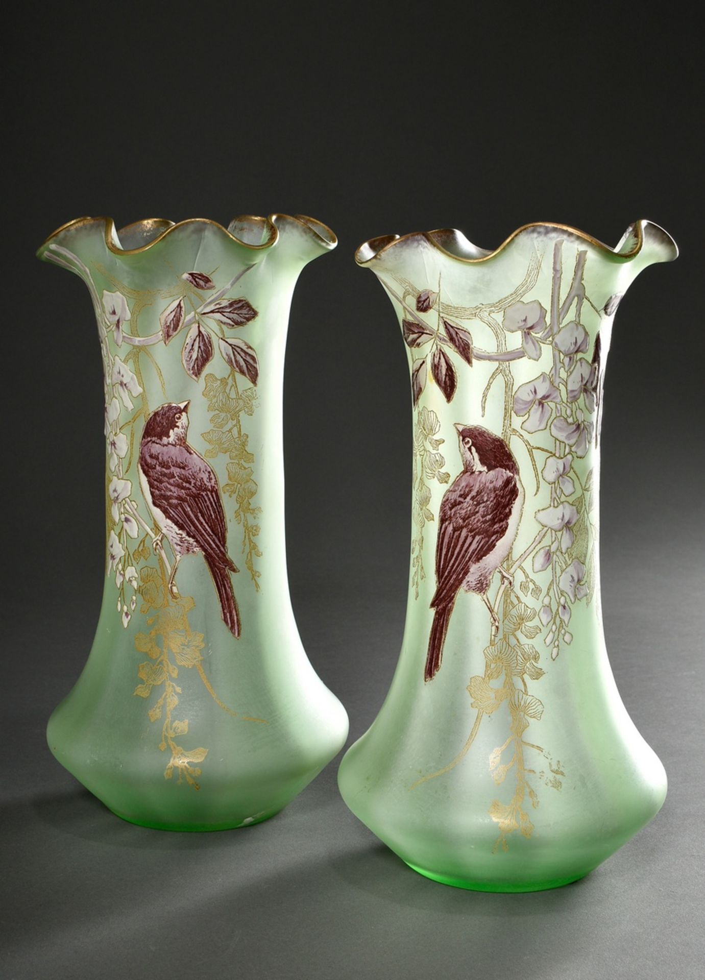 Paar Jugendstil Vasen mit floralem Dekor "Spatz auf Glyzinienzweig" in Emaillemalerei mit Purpurcam