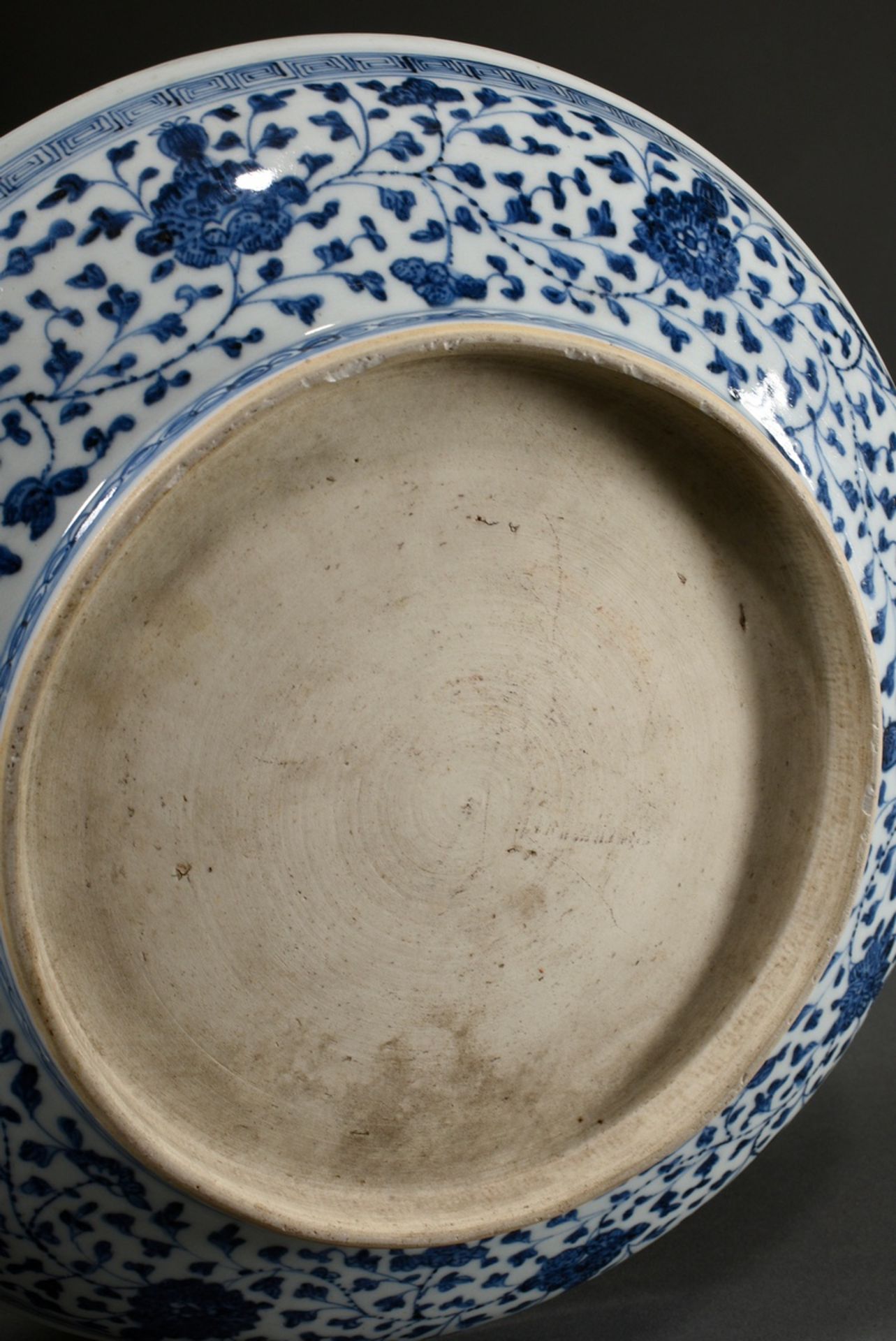 Large bowl in Ming style with blue painting decoration "Lotus blossoms" with meander band, probably - Image 4 of 5