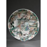 Große Schale mit Famille Verte Dekor "Belebte Stadtszene", 6-Zeichen Kangxi Marke, wohl Qing Dynast