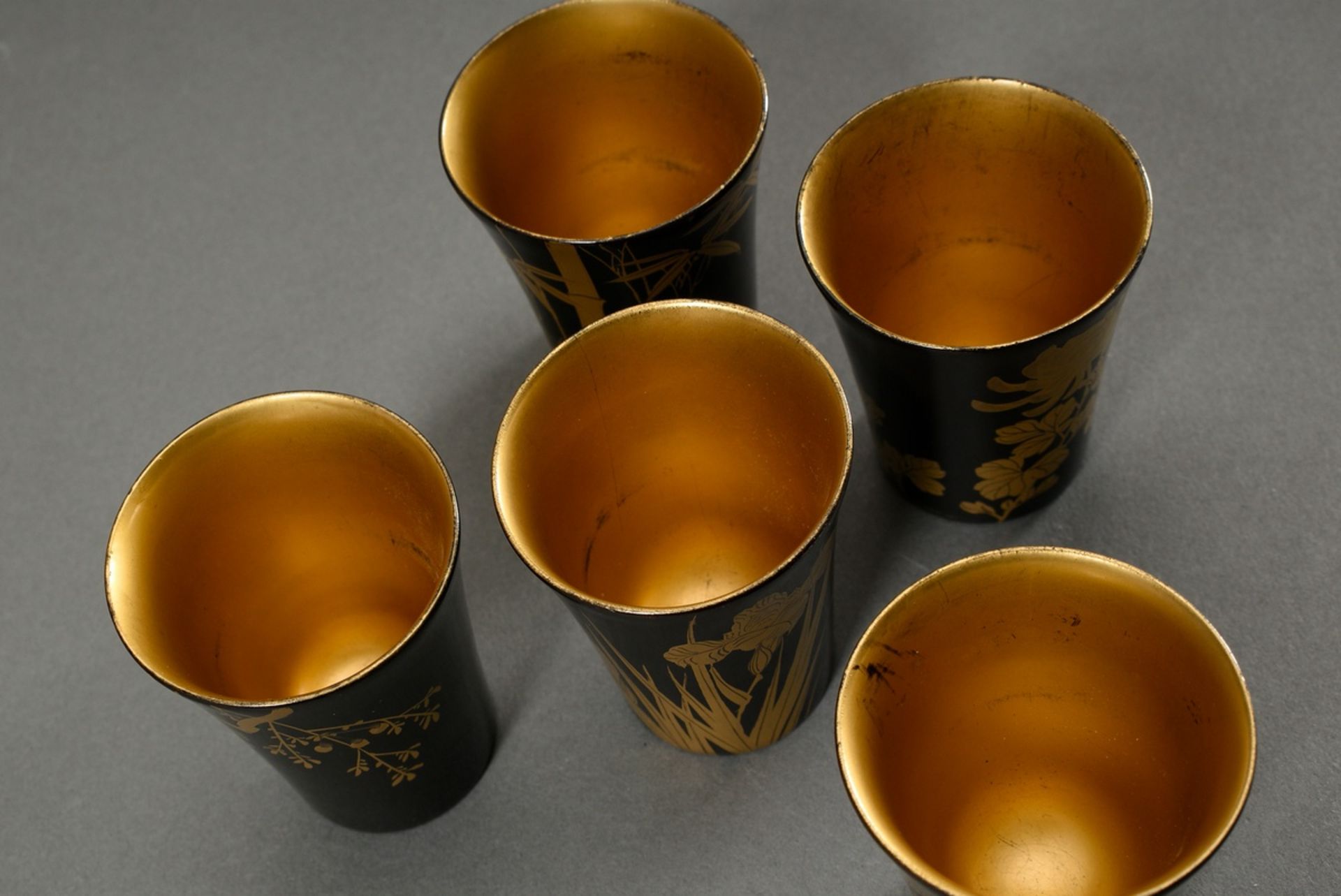 7 Various lacquer objects with takamaki-e gold decoration, Japan Meiji and Showa period: lacquer bo - Image 7 of 7