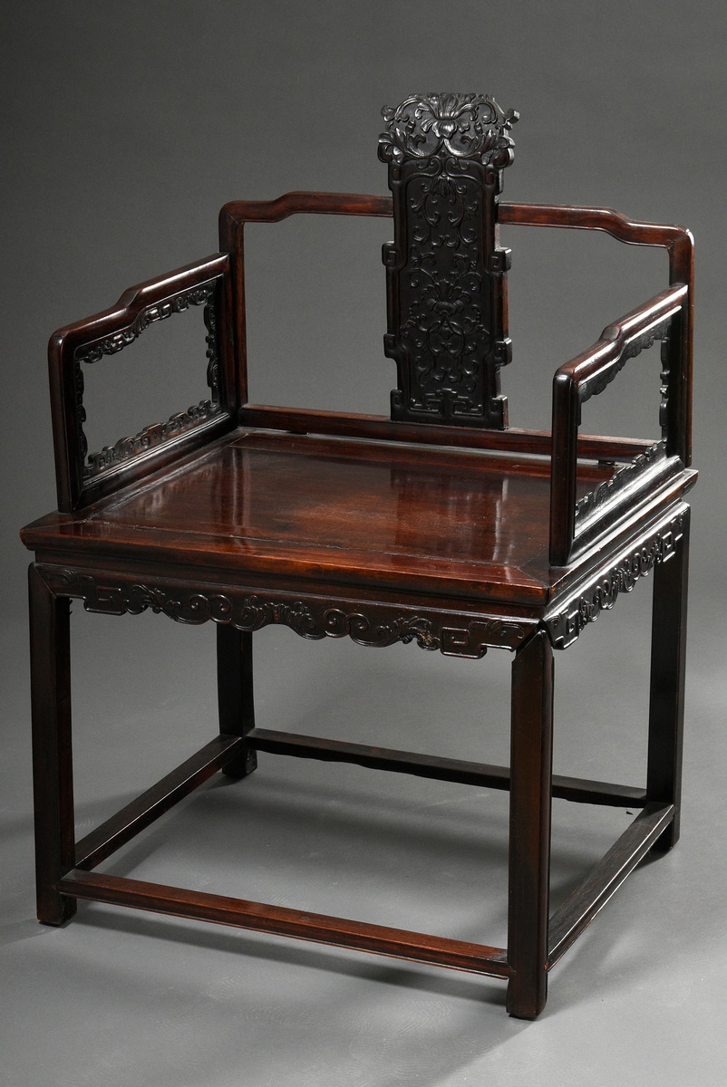 Chinese redwood armchair with wide seat and richly carved floral frame, around 1900, 54/99,5x69,5x5