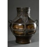 Bronze Vase in Hu Form mit Verschnürungs-Trompe-L’Oeil und archaischen Reliefs am Hals, Taotie Mask