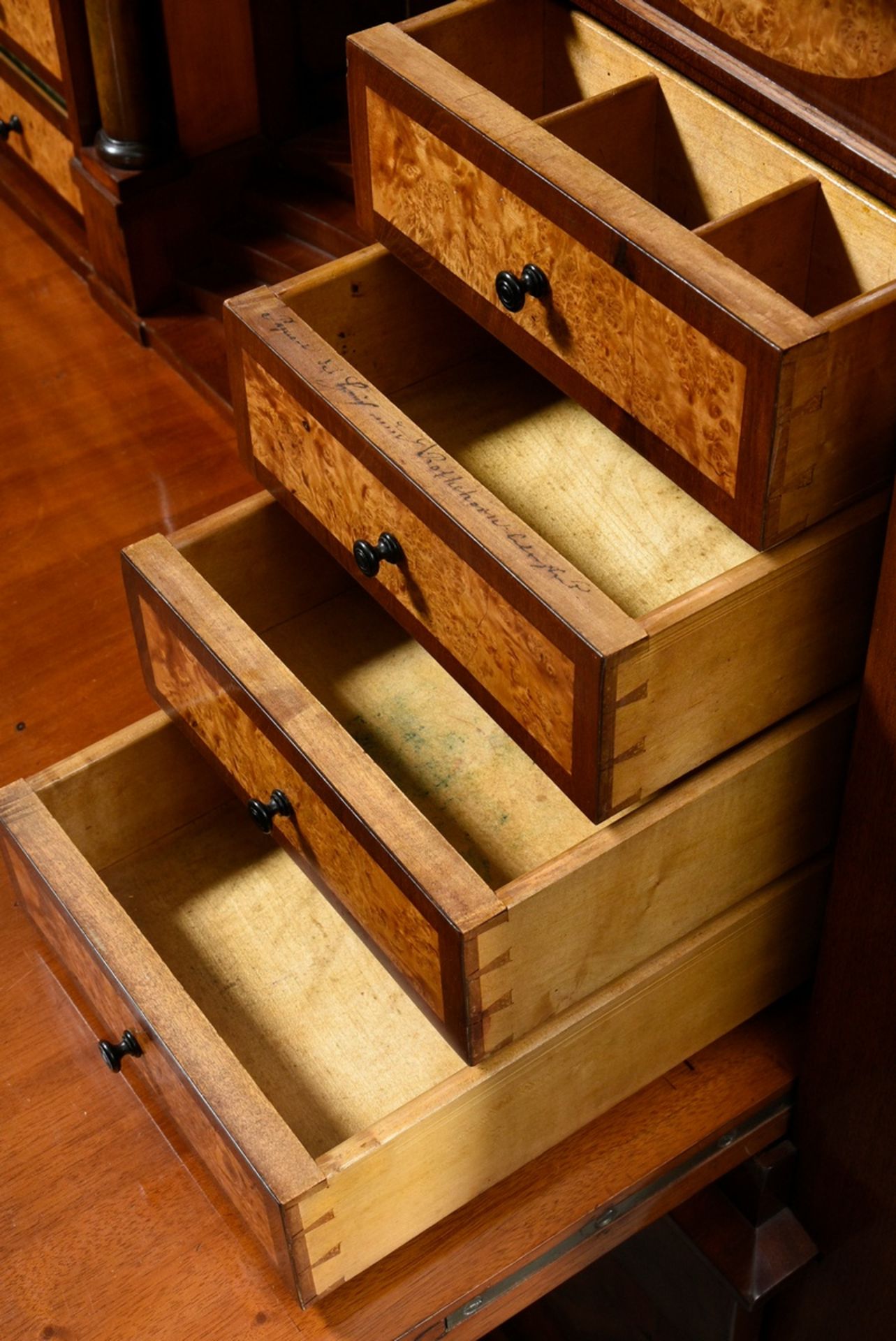 Konischer Biedermeier Schreibschrank mit Segmentbogen in der Schreibklappe, kassettierten Schüben u - Bild 6 aus 12