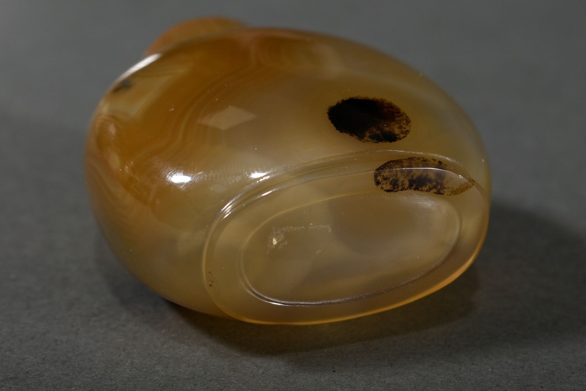 Agate snuffbottle with natural depiction "Beautiful Meiren reflected in the pond" and aventurine li - Image 4 of 4