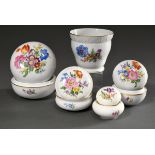 5 Diverse Teile Meissen mit polychromer Blumenmalerei, 20.Jh.: 4 Deckeldosen (H. 4,5-8cm) und 1 Übe