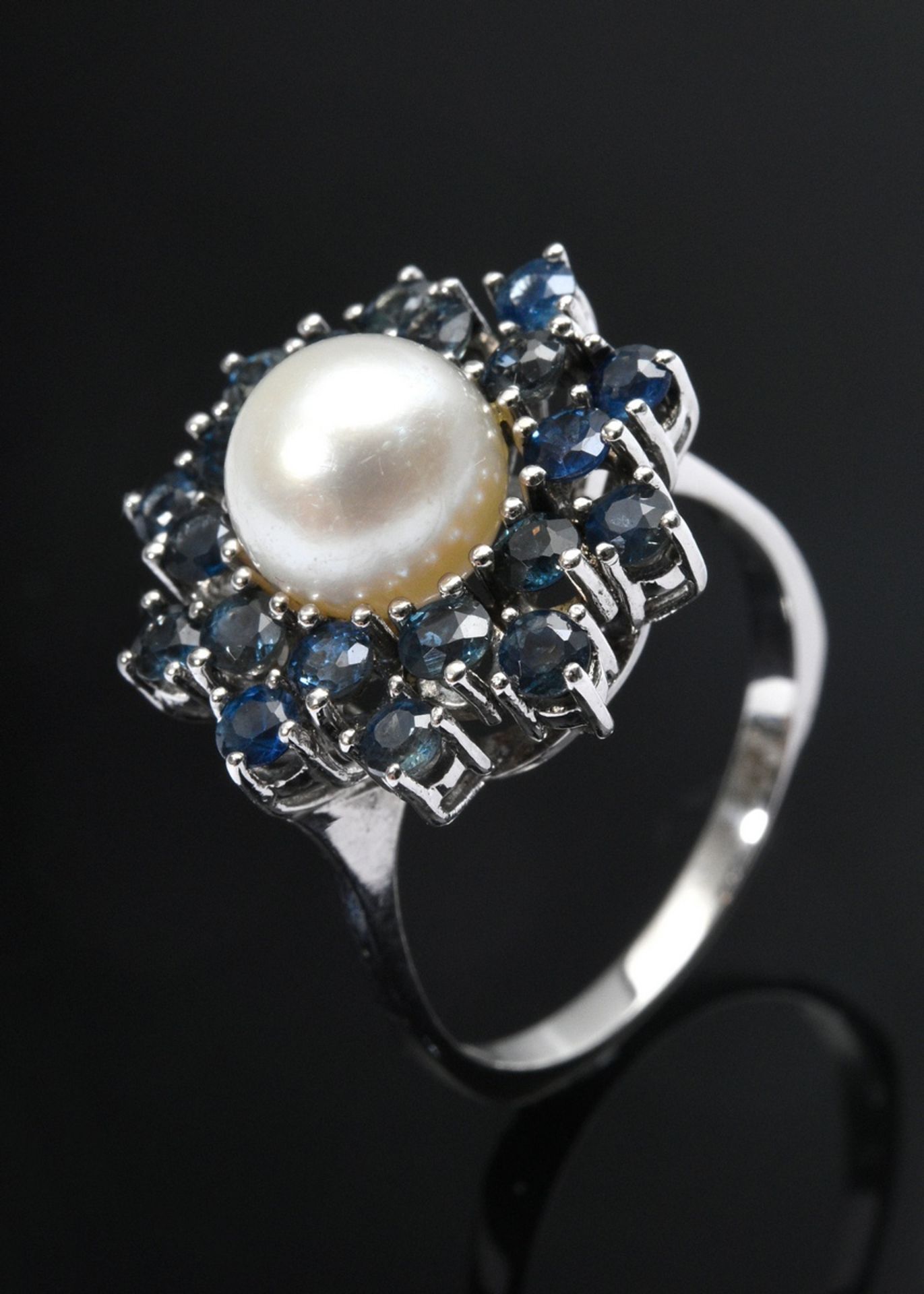 White gold 750 ring in flower shape with sapphires (ca. 1.96ct) and cultured pearl, 6,6g, size 60